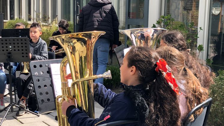 El Sistemas orkester bjuder på konsert utanför trygghetsboende på Dalhem