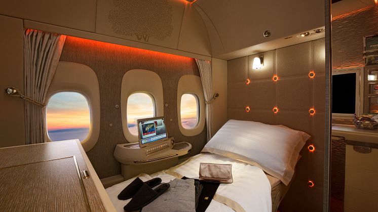 Emirates nya förstaklasskupé - med bland annat stämmingsbelysning av samma typ som i Mercedes S-Klass.