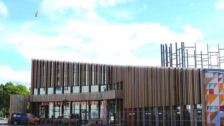 Kulturhuset Bergsjön i augusti, några dagar innan invigningen. Foto: Linnéa Siitari
