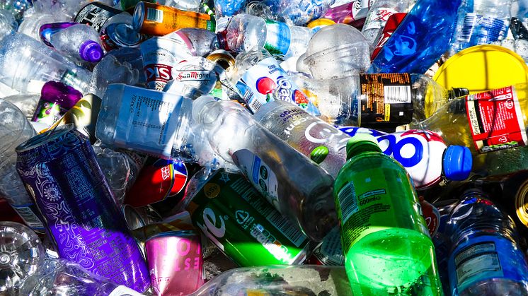 Över 100,000 ton plast kan flyta runt i världshaven