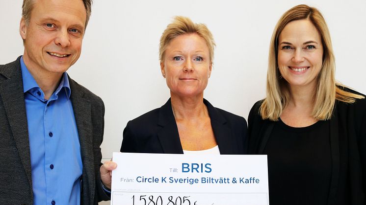 Ulrika Eriksson, Chef Stöd online Bris, tar emot checken från Circle K:s senaste Bris-kampanj från Niclas Lundberg, Chef biltvätt och biluthyrning Circle K, och Lisa Vejlo Degerman, Kommunikationschef Circle K. 