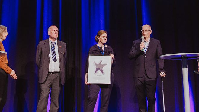 Vinnare 2018. Dåvarande miljöminister Karolina Skog, Bo Pettersson, kommunalråd Stenungsunds kommun, Sara Ejvegård, kommunikatör 8+fjordar, Niclas Åberg, projektledare 8+fjordar, Anna Jöborn, avdelningschef HaV. Foto: Natalie GreppiS