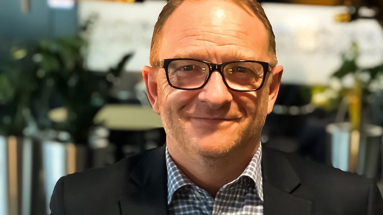 – Hvis du ønsker å jobbe i bank- og finansnæringen, bør du ha ett bein i økonomiverden og ett i teknologiverden, sier Pål Zubi, divisjonsdirektør i Experis. 