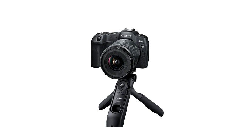 Canon EOS R8_FrontSlantLeft_RF15-30F4.5-6.3ISHG-100TBR