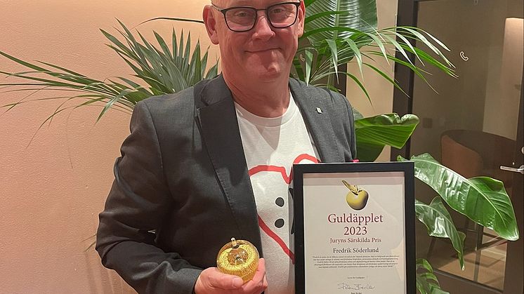 Fredrik Söderlund, utvecklare inom Västerås stads förskolor, tog den 26 oktober 2023 emot Guldäppeljuryns Särskilda Pris 2023.