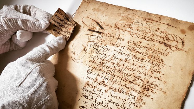 Oslo Hospitals jordebok fra 1648 er en oversikt over eiendommer hospitalet eide og hva de som drev gårdene skyldte i naturalia hvert år. Foto: Kulturetaten