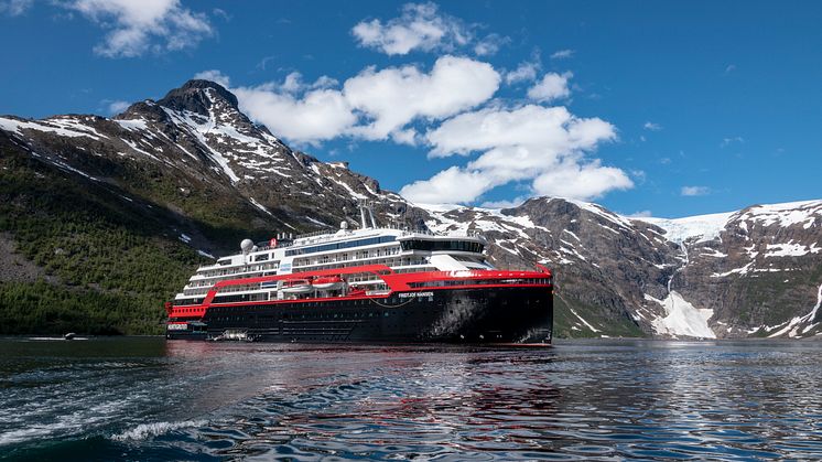 GRØNN PIONER: Hybriddrevne MS Fridtjof Nansen blir det første cruiseskipet som blir registrert på Svalbard. Skipet skal seile ekspedisjonscruise til blant annet Antarktis, Grønland og Island. Foto: ANDREA KLAUSSNER/Hurtigruten Expeditions