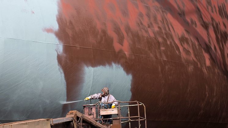 Størstedelen af verdens skibe bliver malet med kobberholdig antifouling, der skal forhindre uønskede organismer i at sætte sig fast på skibsbunden og dermed øge skibets vandmodstand. Foto: PR.