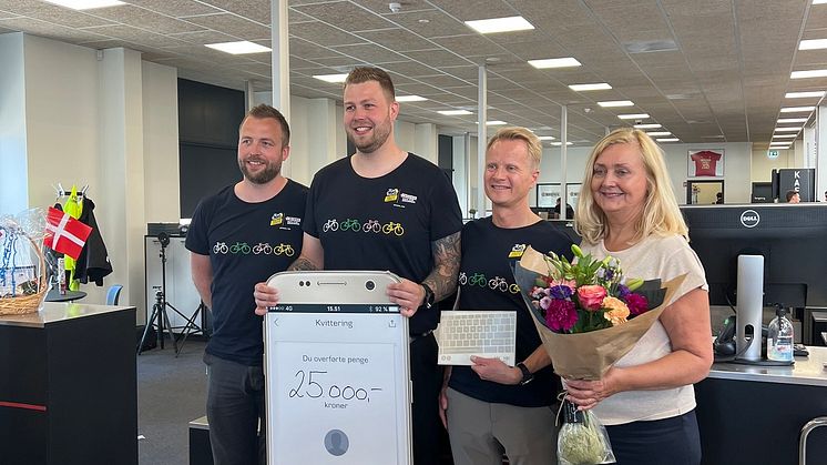 Det var en stolt Frederik Riise Pedersen, der efter kåringen til ’årets bedste handelselev’ lod sig fotografere sammen med (fv) sin nærmeste chef Martin Bødker Nielsen, direktør for Bygma Aalborg C Ole Østergaard, og Bygmas HR-direktør Anette Sondrup