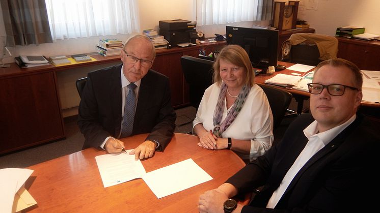 Im Beisein von Christine Lämmermann-Meier (2. Bürgermeisterin), Frank Niemeier (Deutsche Glasfaser) unterzeichnet Bürgermeister Herbert Jäger den Vertrag für die Glasfaseranschlüsse für die Verwaltungsgemeinschaft Obermichelbach-Tuchenbach.