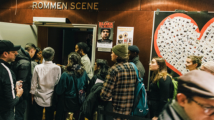 Publikum strøyma inn på framsyninga Blokk til blokk for eit år sidan under opninga av Rommen Scene som satelittscene for Det Norske Teatret. Foto: Michael Ray Vera Cruz Angeles.