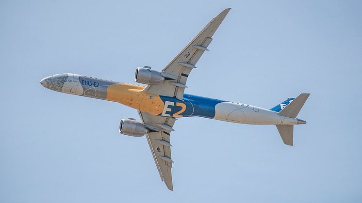 En Embraer 195-E2 med GTF-motorer vid flyguppvisning på Paris Airshow.