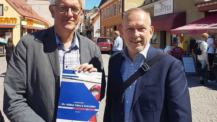 Från vänster i bild: Johan Carlson generaldirektör, Folkhälsomyndigheten och Peter Månehall ombudsman, Hiv-Sverige.