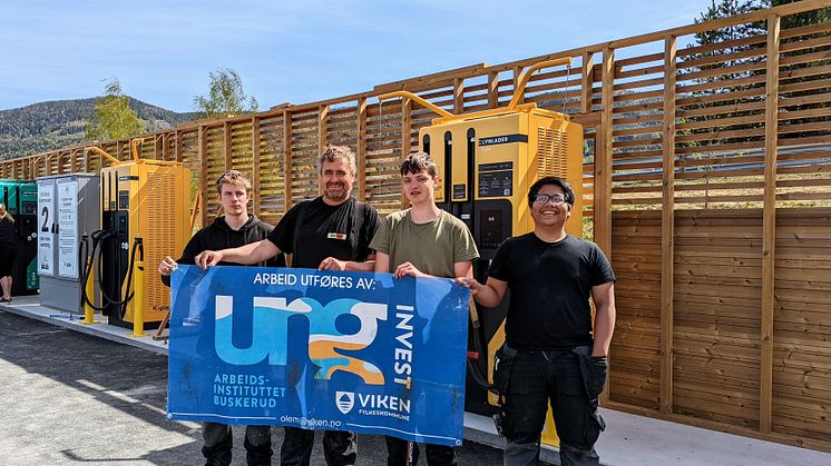 Bildetekst: Takoverbygget på Koples ladested i Vikersund sentrum tar form, med hjelp fra dyktige ungdommer og instruktøren deres fra UngInvest!