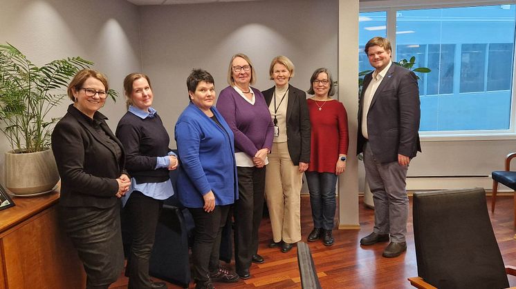 Fr v Tone Wilhelmsen Trøen, stortingsledamot, Norge, Julia Charleson, Sverige, Sari Tervonen och Jonna Skand, Finland, Marie Lenstrup, Danmark, Anita Vatland, Norge, och Tobias Drevland Lund, stortingsledamot, Norge. Foto: Anne-Grethe Terjesen