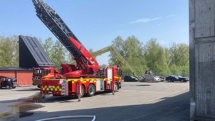 Brandövningsplatsen bakom brandstationen i Kristianstad uppvisar höga halter PFAS vid mätningar. Föroreningarna medför inga omedelbara hälsorisker men åtgärder behöver göras för att förhindra spridning till grundvatten och vattendrag.