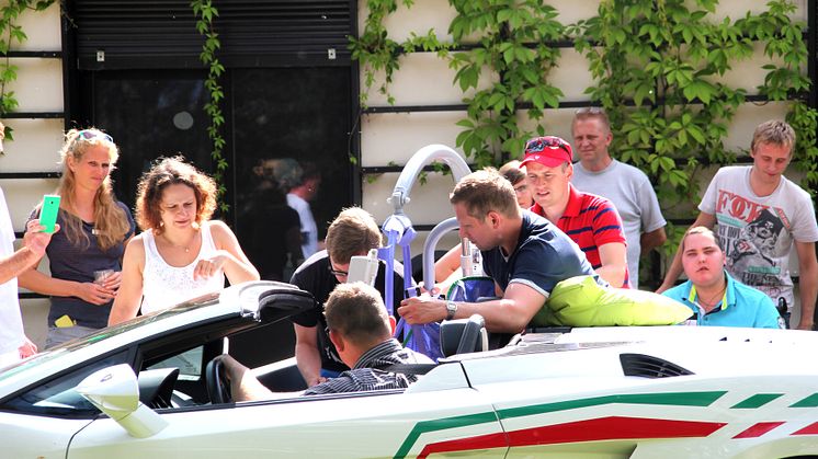 Ein aufregender Nachmittag im Bärenherz: Kinder mit Dr. Schuh im Lamborghini unterwegs