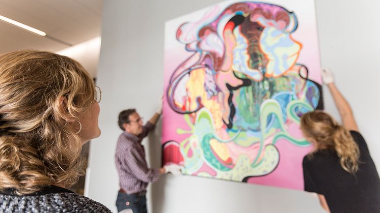 Ett konstverk av Niklas Holm sätts upp på Nya Karolinska Solna. Den konstnärliga gestaltningen som pågår just nu i länet har en sådan omfattning att landstinget är en av Europas främsta konstaktörer.
