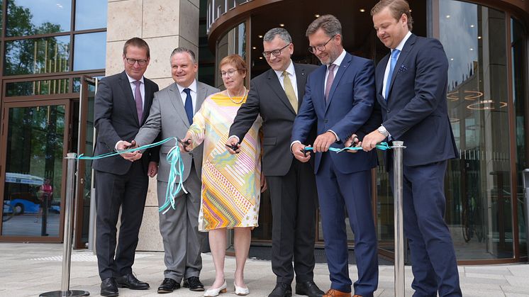 Dr. Georg Rosenfeld, Vorstand IFG, OB Dr. jur. Christian Scharpf, Dr. Monika Gommolla, Aufsichtsratsvorsitzende Maritim Hotels, Dr. Florian Herrmann, Leiter Staatskanzlei, Nobert Forster, Vorstand IFG und Nicolai Greiner, Vorstand VIB (v.l.)