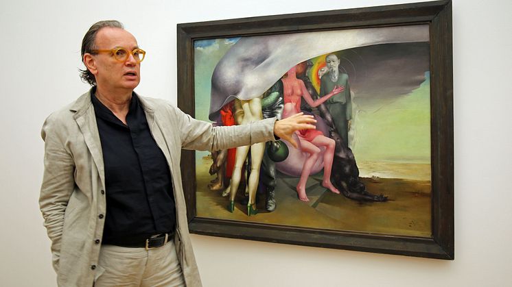 Dr. Alfred Weidinger vor Arno Rinks Gemälde "Die Unabhängigen" im Museum der bildenden Künste