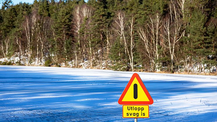 När intaget i älven är stängt används det magasinerade råvattnet i Delsjöarna för dricksvattenproduktion. Vattennivån sjunker och isen kan snabbt spricka upp.