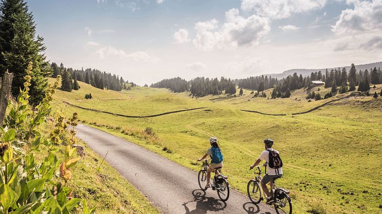 E-Biker unterwegs beim Combe des Amburnex im Genferseegebiet 