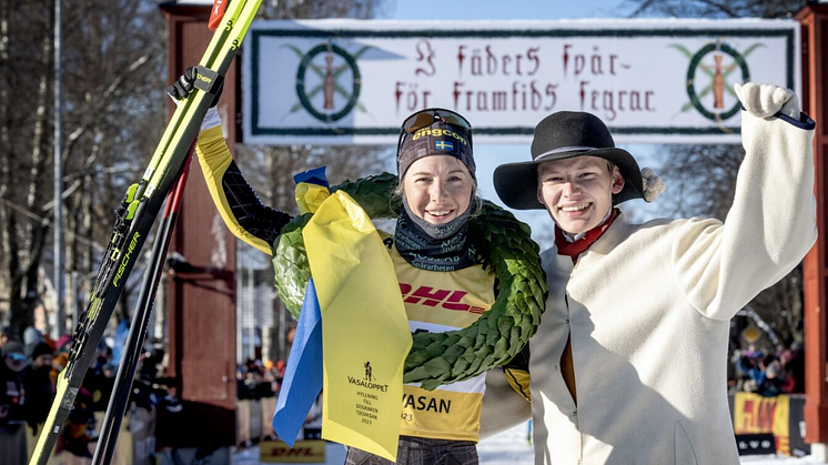 När DHL var värd för Tjejvasan 2023 tog Ida Dahl hem segern. Här med kransmasen Albin Gezelius. Foto: Fotograf Ulf Palm.