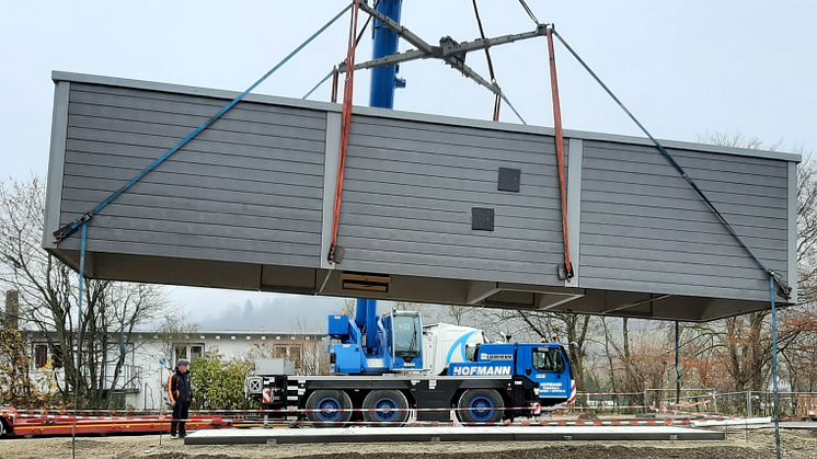 Die Gebäudehülle für die Energiezentrale ist auf ihrem Standort positioniert worden. 