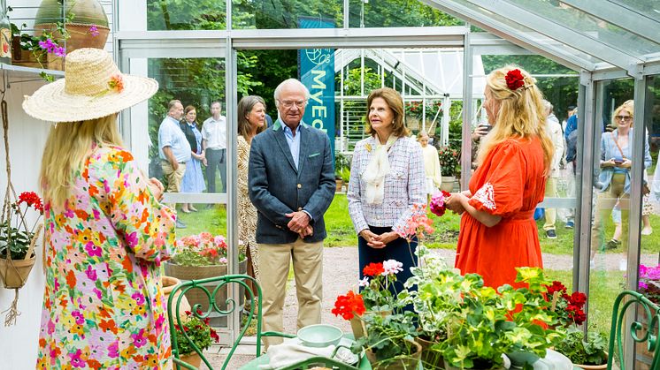 Kungaparet besökte Blomsterfrämjandets växthus som var fyllt med svenskodlade pelargoner.