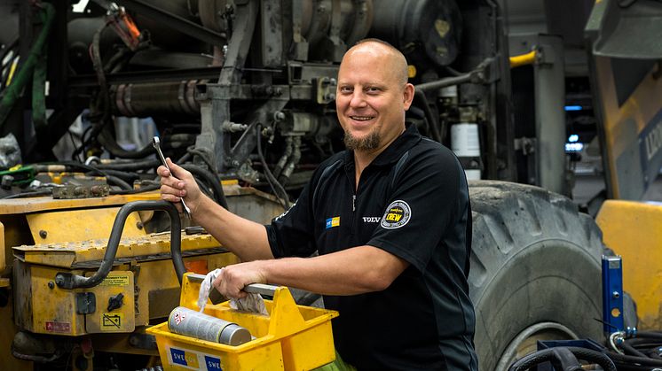Swecon Kiruna och servicetekniker Anton Laitamaa i verkstaden