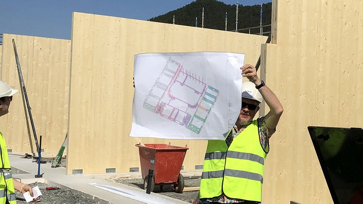 Ansvarlig arkitekt fra LINK Arkitektur, Bjørn Feltens, på byggeplassen til Borgafjellet barneskule på OS. Foto: Privat