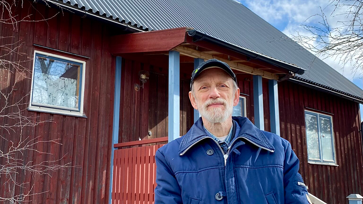 Leif Lignell utanför barndomshemmet i Östersund.