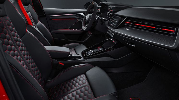 Audi RS 3 interiør med RS-designpakke i rød