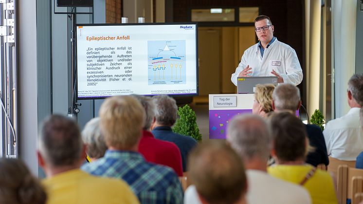 Dr. Sven Fust bei seinem Vortrag am Tag der Neurologie. (Foto: Stefan Betzler)