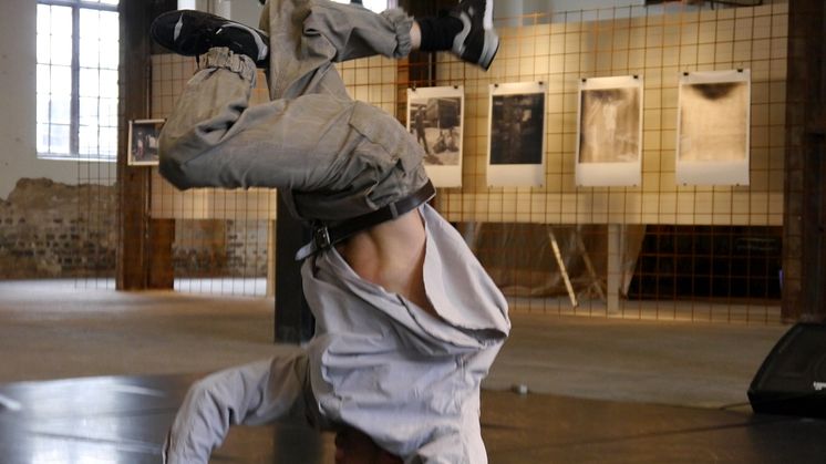 ilotprojekt med mobilt dansgolv inom ANODA Dans. Här dans av Mauro Mardones, i samarbete med Meken Smedjebacken och Johan Ahlbäckstiftelsen.