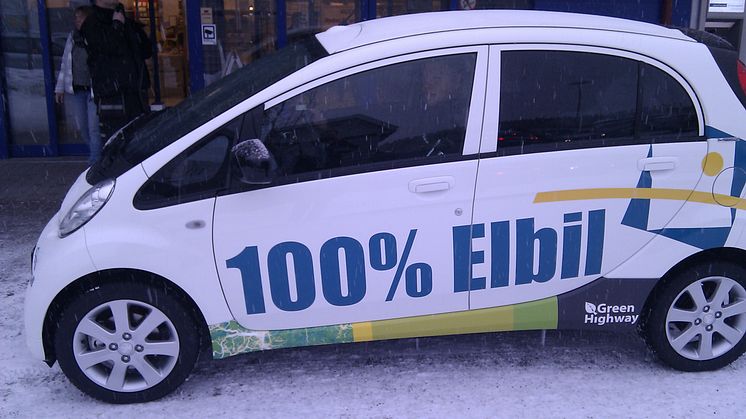 Nu invigs norra Europas första snabbladdningsstation för elbilar i Östersund. Under tiden dricker vi te.