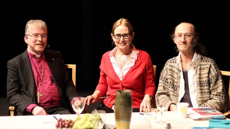 Biskop Åke Bonnier, Anette Bolin från Högskolan Väst samt fysikprofessorn Martin Cederwall från Chalmers. 
