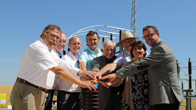 Technik-Vorstand Dr. Egon Westphal (3.v.l.) und der Leiter Netzdienste Oberpfalz, Peter Ketterl (2.v.l.), nehmen mit kommunalen Vertretern das neue Umspannwerk Gebelkofen in Betrieb.