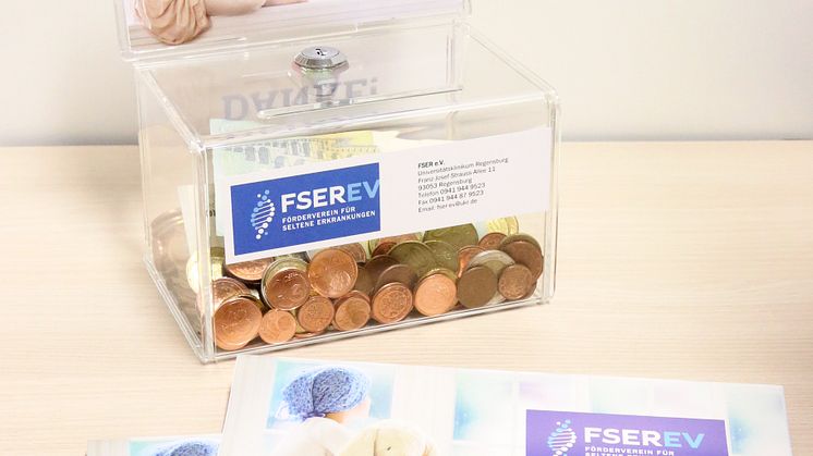 5000 Euro plus x: Neben der Spende des Bayernwerks wirbt der Förderverein für Seltene Erkrankungen auch mit diesen Spendenboxen um Zuwendungen aus der Bevölkerung.