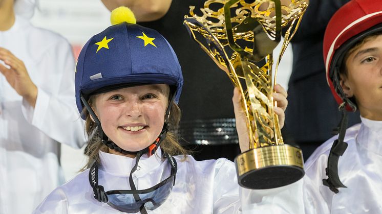 Abu Dhabi, 9 november 2018. Stina Landh tar emot vinnarpriset efter segern i Sheikha Lateefa Bint Mansoor Bin Zayed Al Nahyan International Ponies’ Race på Abu Dhabi Equestrian Club. Foto: Erika Rasmussen