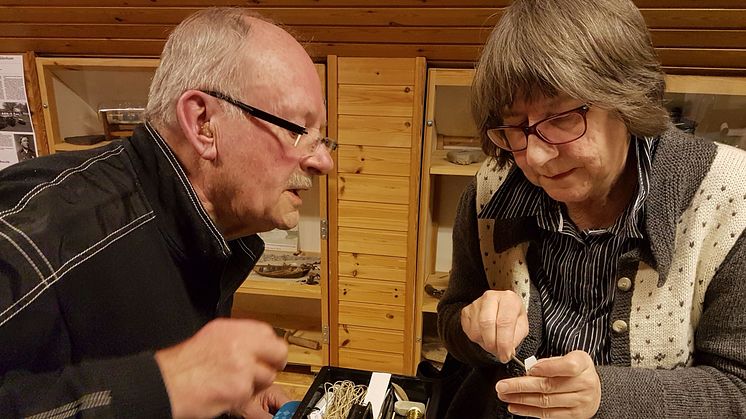Karl-Olof Ekström i Skillinge på Österlen har kurser i flaskskeppsbygge