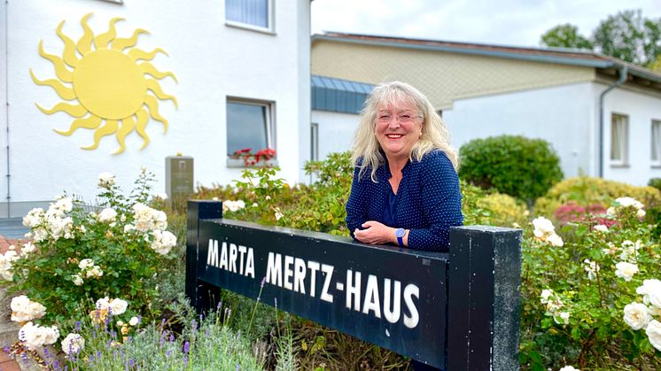 Christel Östreich feiert ihr Dienstjubiläum im Marta-Mertz-Haus, das 1973 vom Freundeskreis gebaut wurde und ein Bundesprojekt gewesen ist. 1990 übernahm Hephata als Träger die Einrichtung. 