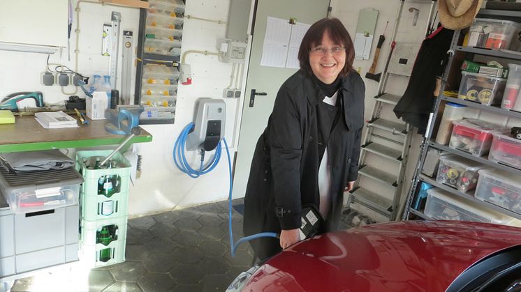 Testladerin Sabine Walkling aus Dibbesdorf hat ihre neue Wallbox installiert bekommen und lädt erstmalig ihr Elektrofahrzeug zu Hause.