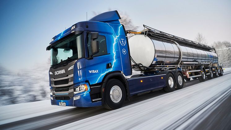 Scania 45 R är en fordonslösning för tunga transporter. Den levererar 410 kW kontinuerlig effekt och en batterikapacitet på 624 kWh, vilket ger en räckvidd på upp till 350 km med en kombinerad vikt på 40 ton och en räckvidd på 250 km med en kombinera