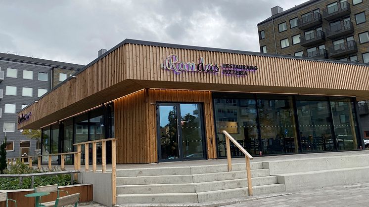 Ny mötesplats på Salviatorget för matsugna gäster.