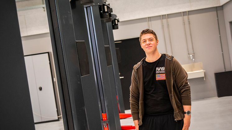 Mathias Øfverlind Schack Petersen ses her ved Tradium Auto's nye skolepraktik-værksted.