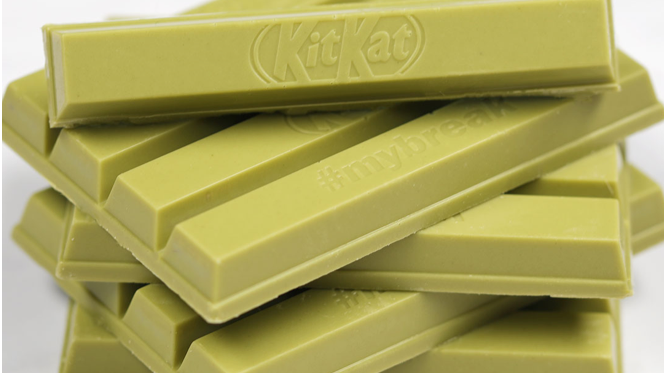 Matcha Grøn Te i småkager. Matcha Grøn Te i müsli. Matcha Grøn Te i smoothies. Matcha Grøn Te i banankage.  Det bruges overalt. Og nu altså også i chokolade. For fra Uge 17 er KITKAT Green Tea Matcha kommet til Danmark.