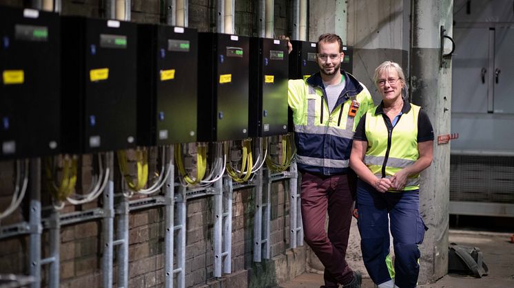 En del av det nyinstallerade systemet, med sektionschef Andreas Bjurman och FU-inspektör Madeleine Drakman i bild.