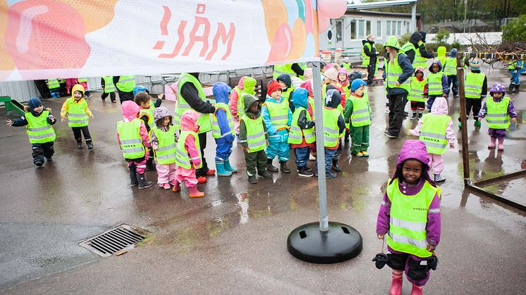 50 000 förskolebarn går baklänges – för sin rätt att åka säkert i bilen