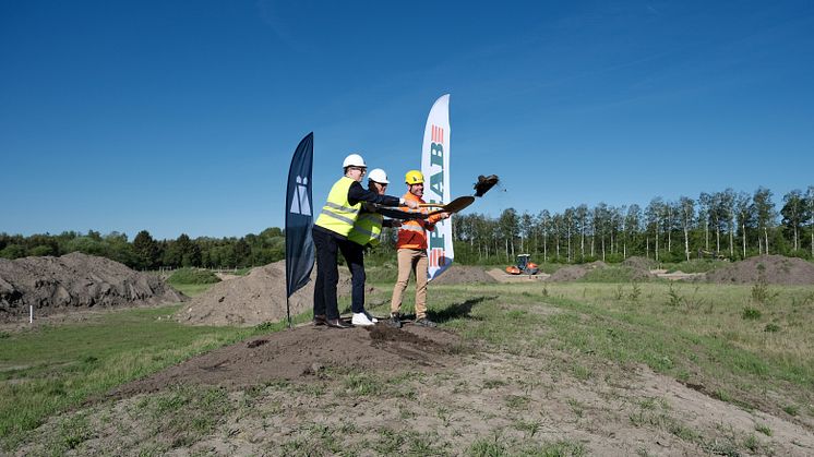 Första spadtag för Fridhems förskola, Robin Holmberg (kommunstyrelsens ordförande), Sten Christiansson (styrelseordförande Ängelholmslokaler) samt Olle Olsson (regionchef Peab) höll i spaden